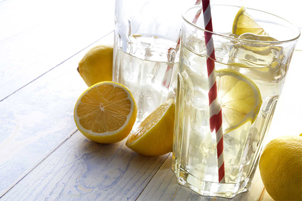 Voda s citronem pro hubnutí