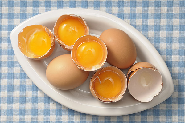 Les avantages et les inconvénients des œufs crus